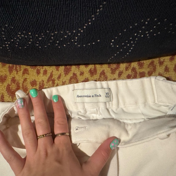 Abercrombie & Fitch Cream Shorts - Picture 2 of 4